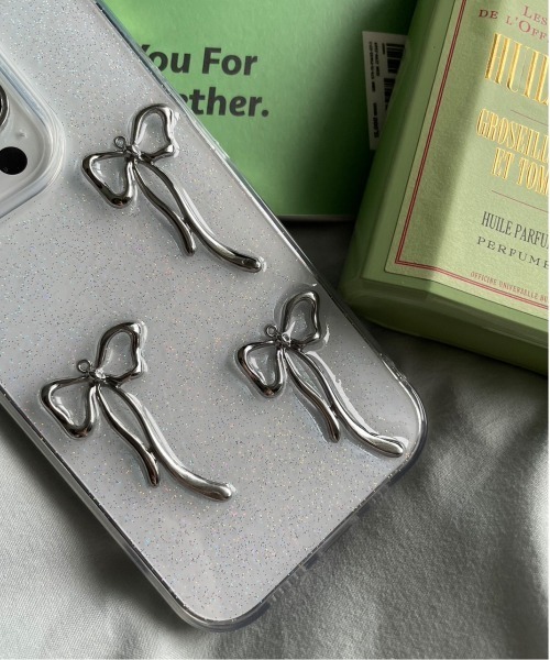 BARELY BLUE（ベアリーブルー）の「【 BARELY BLUE / ベアリーブルー 】 クリア ラメ シルバー リボン iPhoneケース / 11 , 12 , 12pro , 13 , 13pro , 14 , 14pro , 15 , 15pro , 16 , 16pro 対応（スマホケース/カバー・レディース・クリア・iPhone 11/iPhone 12/12 Pro/iPhone 13 Pro/iPhone 14 Pro/iPhone 15 Pro/iPhone 13/14/15/iPhone 13/iPhone 14/iPhone 15/iPhone 13/14/iPhone 16/iPhone 16 Pro/iPhone 17/iPhone 17 Pro）」の6枚目の写真