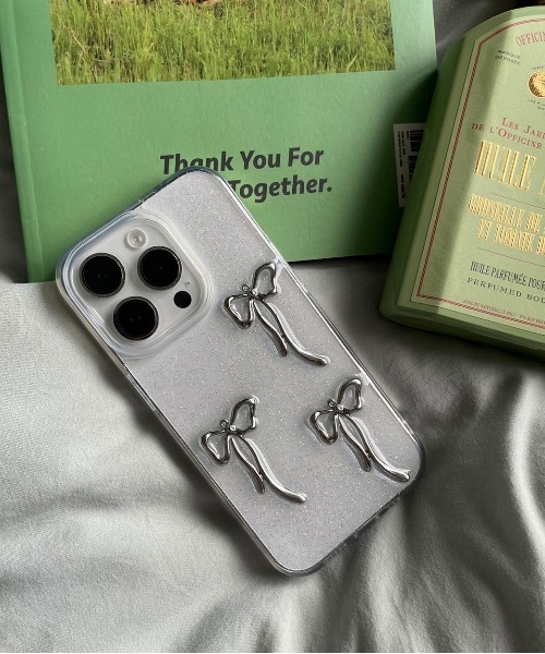 BARELY BLUE（ベアリーブルー）の「【 BARELY BLUE / ベアリーブルー 】 クリア ラメ シルバー リボン iPhoneケース / 11 , 12 , 12pro , 13 , 13pro , 14 , 14pro , 15 , 15pro , 16 , 16pro 対応（スマホケース/カバー・レディース・クリア・iPhone 11/iPhone 12/12 Pro/iPhone 13 Pro/iPhone 14 Pro/iPhone 15 Pro/iPhone 13/14/15/iPhone 13/iPhone 14/iPhone 15/iPhone 13/14/iPhone 16/iPhone 16 Pro/iPhone 17/iPhone 17 Pro）」の4枚目の写真