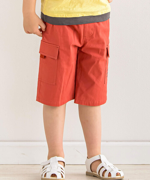 BeBe(ベベ)の「ピケストレッチハーフカーゴパンツ(90~150cm)(カーゴパンツ・キッズ・グリーン/オレンジ・120cm/150cm/130cm/140cm/90cm/100cm/110cm)」の2枚目の写真