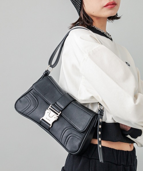 X-girl（エックスガール）の「MOTIF BUCKLE BAG（ショルダーバッグ・レディース・ブラック/ホワイト・ONE SIZE）」の2枚目の写真