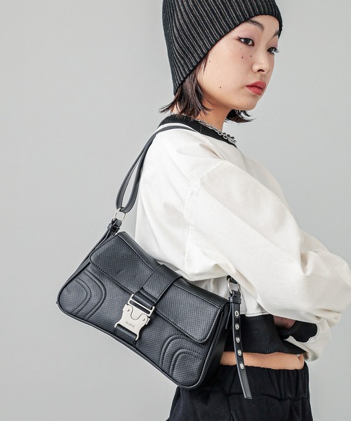 X-girl（エックスガール）の「MOTIF BUCKLE BAG（ショルダーバッグ・レディース・ブラック/ホワイト・ONE SIZE）」の3枚目の写真