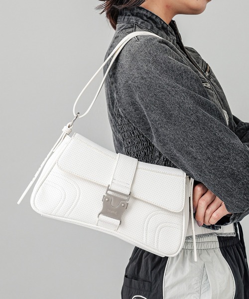 X-girl（エックスガール）の「MOTIF BUCKLE BAG（ショルダーバッグ・レディース・ブラック/ホワイト・ONE SIZE）」の4枚目の写真