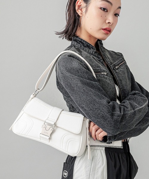 X-girl（エックスガール）の「MOTIF BUCKLE BAG（ショルダーバッグ・レディース・ブラック/ホワイト・ONE SIZE）」の5枚目の写真