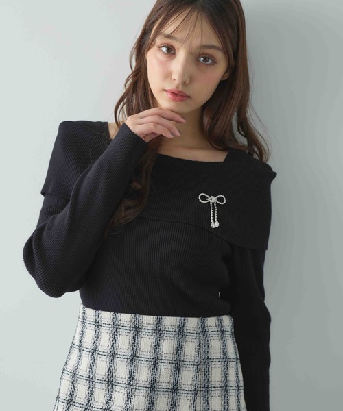 INGNI(イング)の「ブローチ付オフショルニット/A(ニット/セーター・レディース・ホワイト系その他/ピンク/ブラック/グレー系3/オフホワイト/ブラック系その他/チャコールグレー・M)」の4枚目の写真