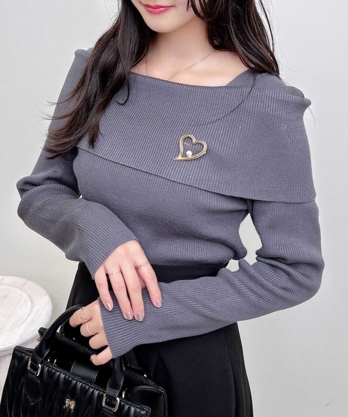 INGNI(イング)の「ブローチ付オフショルニット/A(ニット/セーター・レディース・ホワイト系その他/ピンク/ブラック/グレー系3/オフホワイト/ブラック系その他/チャコールグレー・M)」の5枚目の写真