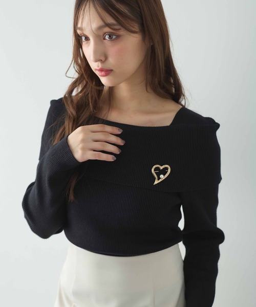 INGNI(イング)の「ブローチ付オフショルニット/A(ニット/セーター・レディース・ホワイト系その他/ピンク/ブラック/グレー系3/オフホワイト/ブラック系その他/チャコールグレー・M)」の3枚目の写真