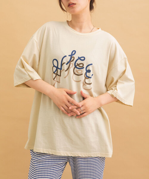 POU DOU DOU(プードゥドゥ)の「オーバーサイズアソートロゴプリントTee(Tシャツ/カットソー・レディース・オフホワイト/オートミール/キナリ・M)」の1枚目の写真