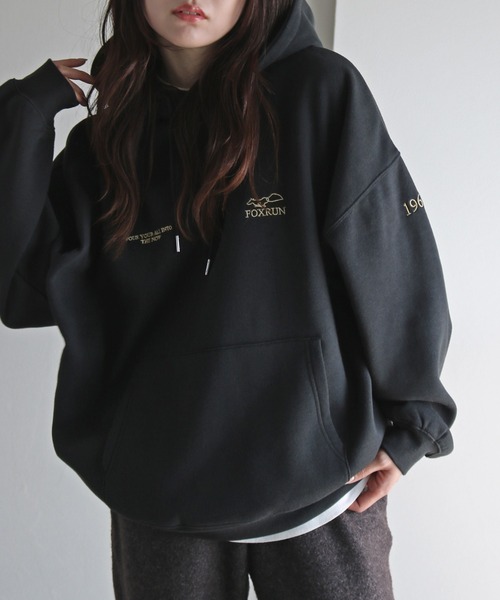 COURO（コウロ）の「【FOXRUN/フォックスラン】 別注 3ポイント刺繍ルーズシルエットプルオーバーパーカー（パーカー・レディース・グレー/ブラック/ホワイト/ネイビー/ブラック系/グレー系/チャコール/オートミール・M/L）」の4枚目の写真
