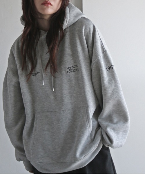 COURO（コウロ）の「【FOXRUN/フォックスラン】 別注 3ポイント刺繍ルーズシルエットプルオーバーパーカー（パーカー・レディース・グレー/ブラック/ホワイト/ネイビー/ブラック系/グレー系/チャコール/オートミール・M/L）」の5枚目の写真