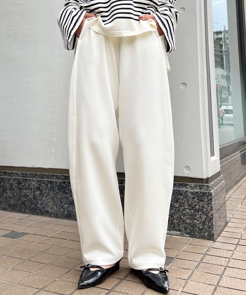 Futier land（フューティアランド）の「美シルエット生まれる緩やかな曲線。ポンチカーブパンツ（その他パンツ・レディース・チャコールグレー/アイボリー/ブラック・MEDIUM）」の21枚目の写真