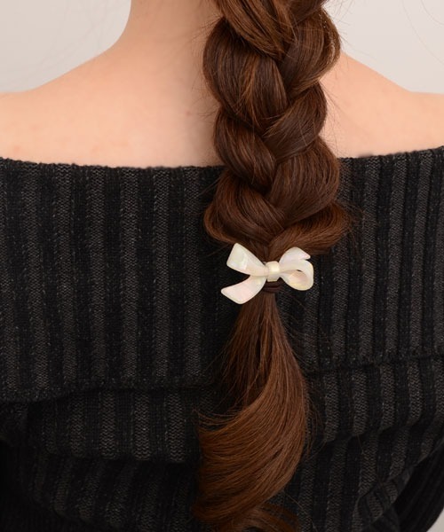 VIBGYOR Women(ヴィブジョー ウィメン)の「【float】リボン モチーフ アシンメトリー デザイン ヘアゴム【6色展開】(ヘアゴム・レディース・ブラウン系1/ブラウン系2/ベージュ系1/ベージュ系2/ピンク系1/ホワイト系1・FREE)」の2枚目の写真