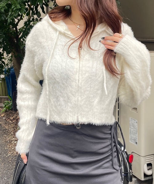 ROGER AND RAW(ロジャーアンドロウ)の「ショート丈シャギージップパーカー(ニット/セーター・レディース・ホワイト/ピンク/ブラック/グレー・FREE)」の2枚目の写真
