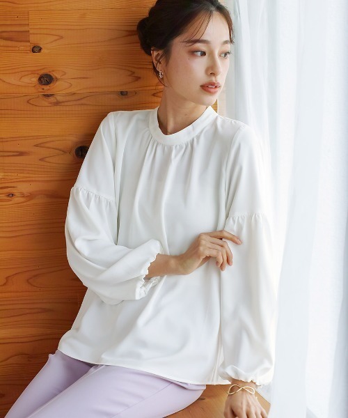 ホワイトジョーラ WHITE JOOLA 【 一枚でサマになる 】 ソフトデシン・バルーンスリーブブラウス （くすみベージュ） ホワイトジョーラ WHITE JOOLA 【 一枚でサマになる 】 ソフト