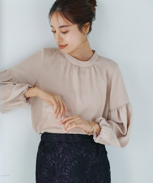 WHITE JOOLA（ホワイトジョーラ）の「【 一枚でサマになる 】ソフトデシン・バルーンスリーブブラウス（シャツ/ブラウス・レディース・グレイッシュブルー/オフホワイト/ベージュ・L/M/S）」の17枚目の写真