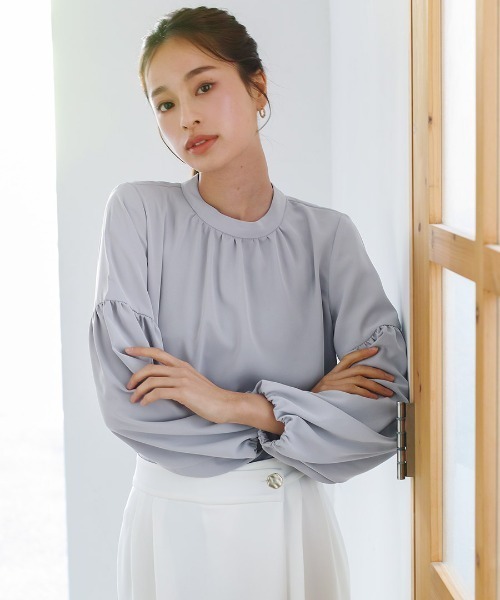 WHITE JOOLA（ホワイトジョーラ）の「【 一枚でサマになる 】ソフトデシン・バルーンスリーブブラウス（シャツ/ブラウス・レディース・グレイッシュブルー/オフホワイト/ベージュ・L/M/S）」の9枚目の写真