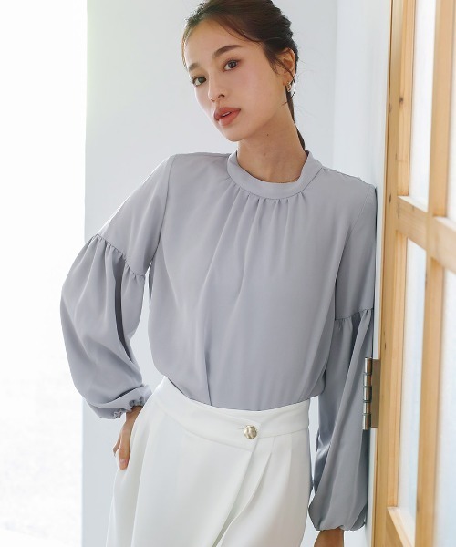 WHITE JOOLA（ホワイトジョーラ）の「【 一枚でサマになる 】ソフトデシン・バルーンスリーブブラウス（シャツ/ブラウス・レディース・グレイッシュブルー/オフホワイト/ベージュ・L/M/S）」の10枚目の写真