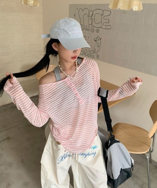GEMEDA（ジェメダ）の「ボーダーボタンシャーリングオフショルTシャツ（Tシャツ/カットソー・レディース・ベージュ/ブラック/ブラック×ホワイト/ピンク・M）」の4枚目の写真