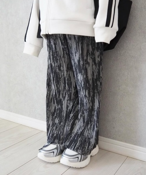 ikka（イッカ）の「【親子コーデ】さらっとプリーツワイドパンツ（120~160cm）（その他パンツ・キッズ・グリーン/チャコール・120/130/140/150/160）」の2枚目の写真