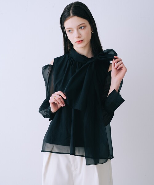 SELFIST（セルフィスト）の「【VOCE掲載】マルチWAYリボン付きショルダースリットシアーブラウス　春服　着まわし（シャツ/ブラウス・レディース・オフホワイト/ブラック/ピンク・フリー）」の3枚目の写真
