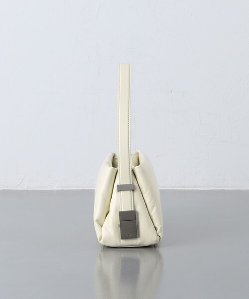 OSOI（オソイ）の「＜OSOI＞PILLOW MINI バッグ（ショルダーバッグ・レディース・オフホワイト/ブラック/ダークブラウン・FREE）」の5枚目の写真