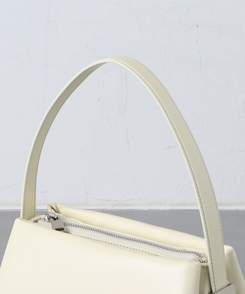 OSOI（オソイ）の「＜OSOI＞PILLOW MINI バッグ（ショルダーバッグ・レディース・オフホワイト/ブラック/ダークブラウン・FREE）」の8枚目の写真