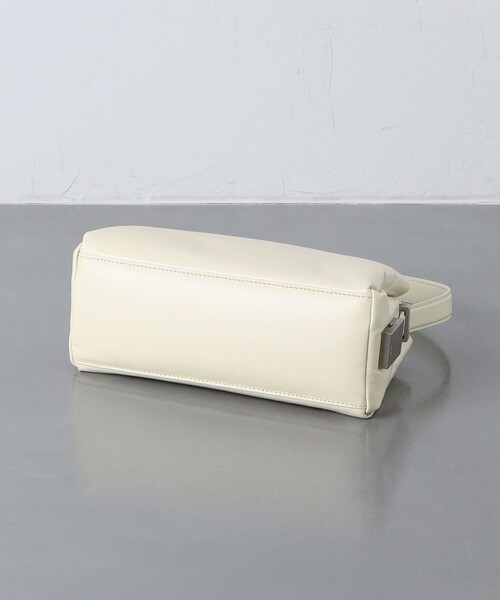 OSOI（オソイ）の「＜OSOI＞PILLOW MINI バッグ（ショルダーバッグ・レディース・オフホワイト/ブラック/ダークブラウン・FREE）」の9枚目の写真