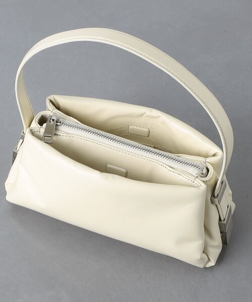 OSOI（オソイ）の「＜OSOI＞PILLOW MINI バッグ（ショルダーバッグ・レディース・オフホワイト/ブラック/ダークブラウン・FREE）」の11枚目の写真