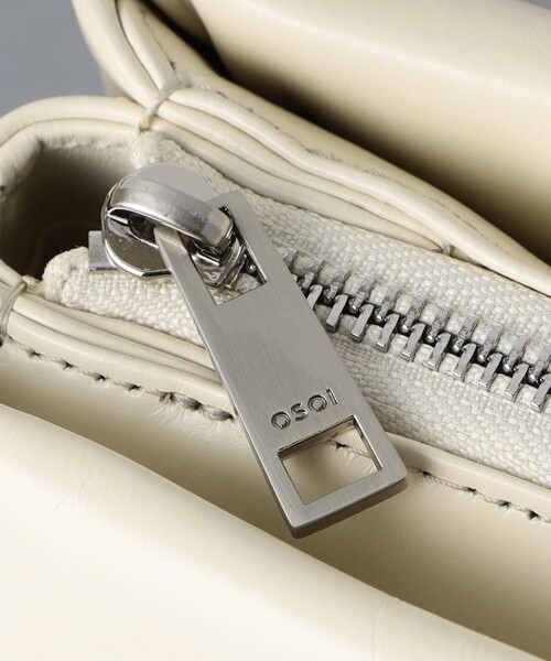 OSOI（オソイ）の「＜OSOI＞PILLOW MINI バッグ（ショルダーバッグ・レディース・オフホワイト/ブラック/ダークブラウン・FREE）」の13枚目の写真