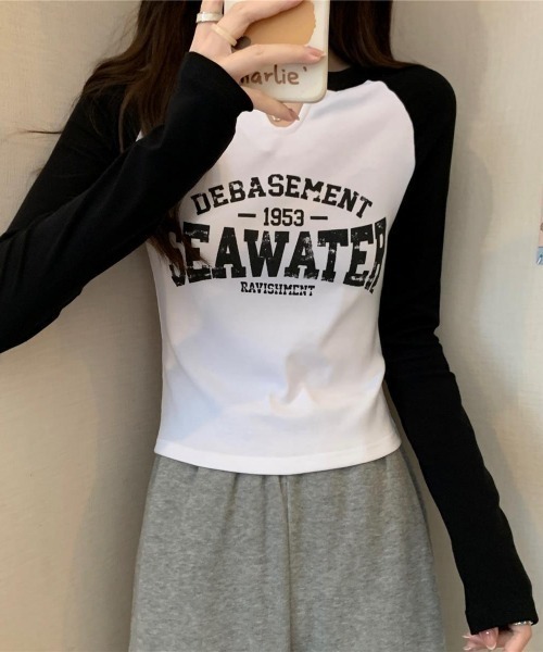 LETee(レティー)の「スリットネックとバイカラーデザインが映える!大人カジュアルなロゴラグランTシャツ(Tシャツ/カットソー・レディース・ホワイト/ベージュ・FREE)」の4枚目の写真