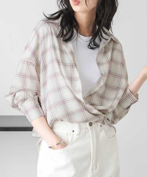 La-gemme（ラジェム）の「オーバーサイズ チェック柄シアーシャツ（シャツ/ブラウス・レディース・ベージュ/ブラック・フリー）」の2枚目の写真