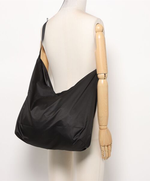 hobo（ホーボー）の「【hobo / ホーボー】PACKABLE AZUMA SHOULDER BAG M POLY RIPSTOP（ショルダーバッグ・メンズ・ネイビー/オリーブ/ブラック・FREE）」の10枚目の写真