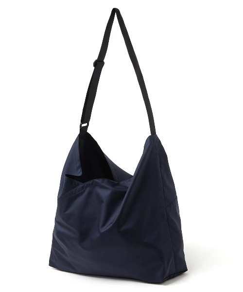hobo（ホーボー）の「【hobo / ホーボー】PACKABLE AZUMA SHOULDER BAG M POLY RIPSTOP（ショルダーバッグ・メンズ・ネイビー/オリーブ/ブラック・FREE）」の3枚目の写真