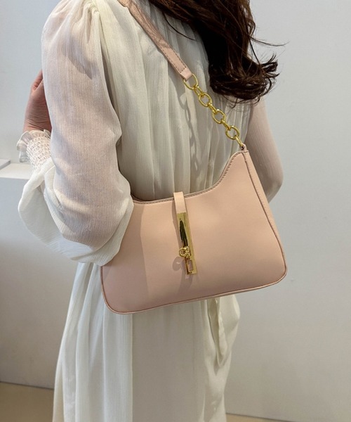 TONE SELECT GOODS（トーンセレクトグッズ）の「urbanfemine./ターンロックデザインショルダーバッグ U7496（ショルダーバッグ・レディース・ブラック/ベージュ/オレンジ/ホワイト/ブラウン/シルバー・FREE）」の4枚目の写真