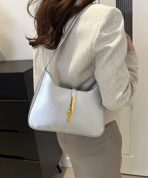 TONE SELECT GOODS（トーンセレクトグッズ）の「urbanfemine./ターンロックデザインショルダーバッグ U7496（ショルダーバッグ・レディース・ブラック/ベージュ/オレンジ/ホワイト/ブラウン/シルバー・FREE）」の6枚目の写真