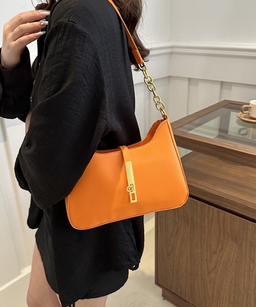 TONE SELECT GOODS（トーンセレクトグッズ）の「urbanfemine./ターンロックデザインショルダーバッグ U7496（ショルダーバッグ・レディース・ブラック/ベージュ/オレンジ/ホワイト/ブラウン/シルバー・FREE）」の5枚目の写真