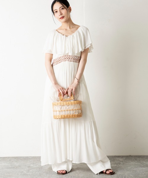 MILLION CARATS（ミリオンカラッツ）の「ふんわり揺れて涼しげに。風をまとうラッフル×スモッキングで魅せる、夏の涼感フェミニンワンピース（ワンピース・レディース・オフホワイト/ブラック・FREE）」の2枚目の写真