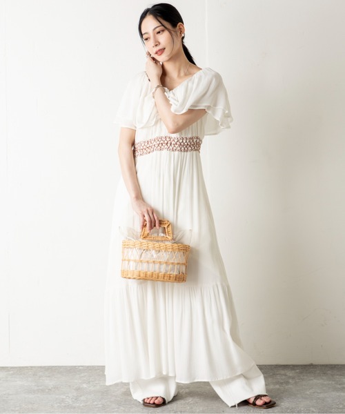 MILLION CARATS（ミリオンカラッツ）の「ふんわり揺れて涼しげに。風をまとうラッフル×スモッキングで魅せる、夏の涼感フェミニンワンピース（ワンピース・レディース・オフホワイト/ブラック・FREE）」の3枚目の写真