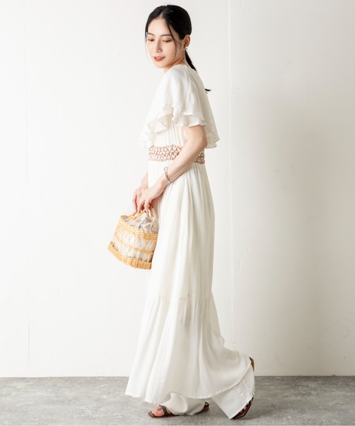 MILLION CARATS（ミリオンカラッツ）の「ふんわり揺れて涼しげに。風をまとうラッフル×スモッキングで魅せる、夏の涼感フェミニンワンピース（ワンピース・レディース・オフホワイト/ブラック・FREE）」の4枚目の写真