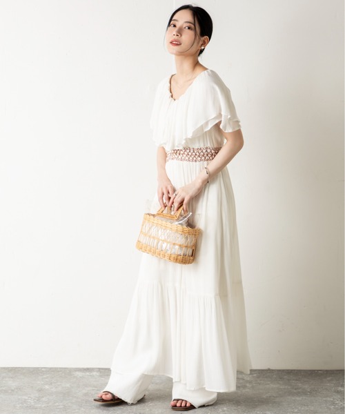 MILLION CARATS（ミリオンカラッツ）の「ふんわり揺れて涼しげに。風をまとうラッフル×スモッキングで魅せる、夏の涼感フェミニンワンピース（ワンピース・レディース・オフホワイト/ブラック・FREE）」の5枚目の写真