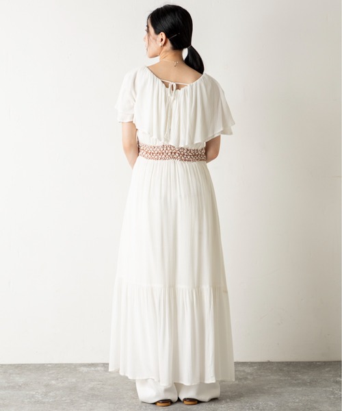 MILLION CARATS（ミリオンカラッツ）の「ふんわり揺れて涼しげに。風をまとうラッフル×スモッキングで魅せる、夏の涼感フェミニンワンピース（ワンピース・レディース・オフホワイト/ブラック・FREE）」の6枚目の写真