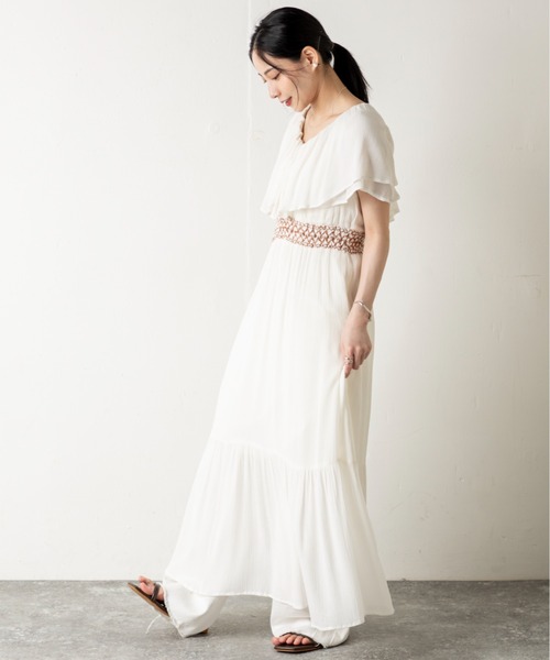 MILLION CARATS（ミリオンカラッツ）の「ふんわり揺れて涼しげに。風をまとうラッフル×スモッキングで魅せる、夏の涼感フェミニンワンピース（ワンピース・レディース・オフホワイト/ブラック・FREE）」の7枚目の写真