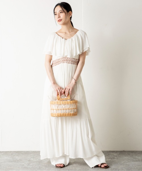 MILLION CARATS（ミリオンカラッツ）の「ふんわり揺れて涼しげに。風をまとうラッフル×スモッキングで魅せる、夏の涼感フェミニンワンピース（ワンピース・レディース・オフホワイト/ブラック・FREE）」の8枚目の写真