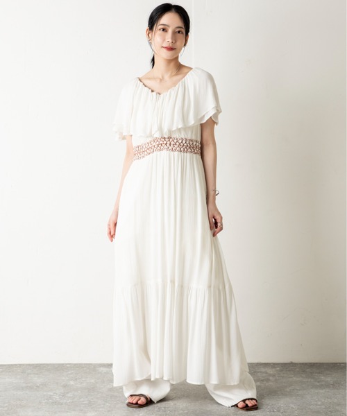 MILLION CARATS（ミリオンカラッツ）の「ふんわり揺れて涼しげに。風をまとうラッフル×スモッキングで魅せる、夏の涼感フェミニンワンピース（ワンピース・レディース・オフホワイト/ブラック・FREE）」の9枚目の写真