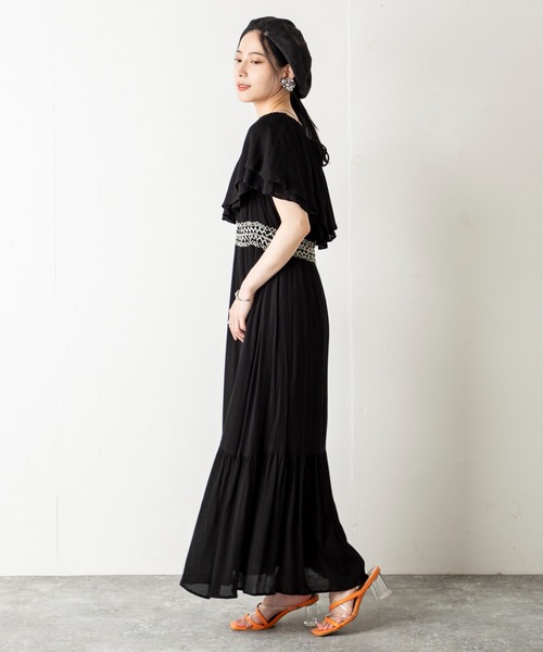 MILLION CARATS（ミリオンカラッツ）の「ふんわり揺れて涼しげに。風をまとうラッフル×スモッキングで魅せる、夏の涼感フェミニンワンピース（ワンピース・レディース・オフホワイト/ブラック・FREE）」の10枚目の写真