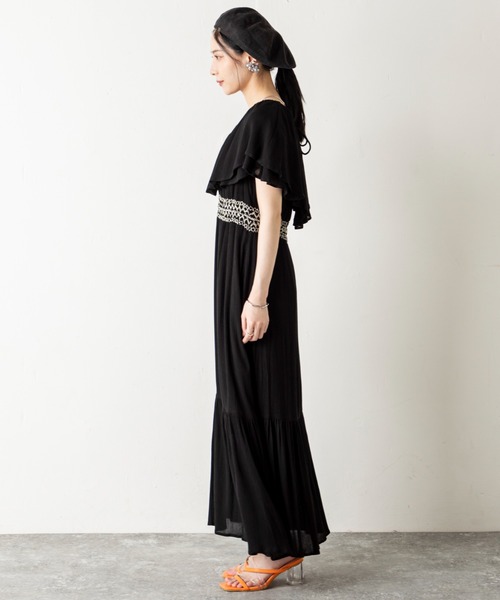 MILLION CARATS（ミリオンカラッツ）の「ふんわり揺れて涼しげに。風をまとうラッフル×スモッキングで魅せる、夏の涼感フェミニンワンピース（ワンピース・レディース・オフホワイト/ブラック・FREE）」の11枚目の写真