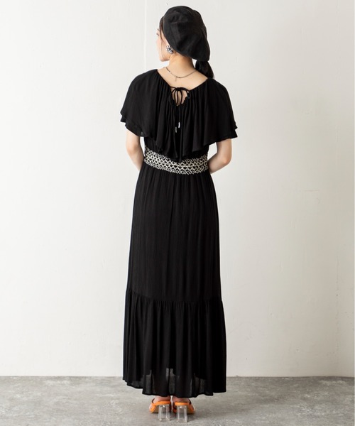 MILLION CARATS（ミリオンカラッツ）の「ふんわり揺れて涼しげに。風をまとうラッフル×スモッキングで魅せる、夏の涼感フェミニンワンピース（ワンピース・レディース・オフホワイト/ブラック・FREE）」の12枚目の写真