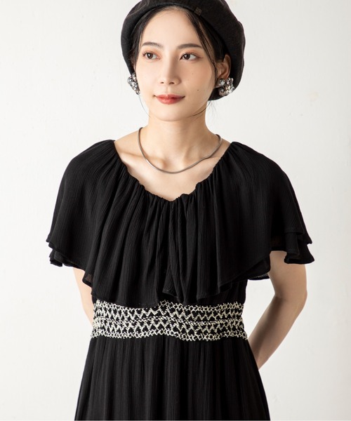 MILLION CARATS（ミリオンカラッツ）の「ふんわり揺れて涼しげに。風をまとうラッフル×スモッキングで魅せる、夏の涼感フェミニンワンピース（ワンピース・レディース・オフホワイト/ブラック・FREE）」の13枚目の写真