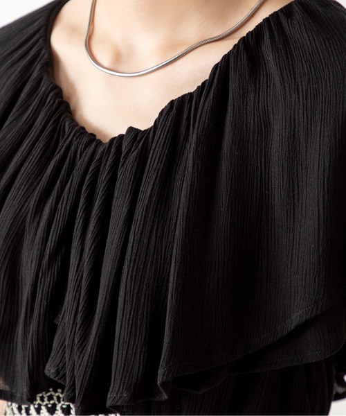 MILLION CARATS（ミリオンカラッツ）の「ふんわり揺れて涼しげに。風をまとうラッフル×スモッキングで魅せる、夏の涼感フェミニンワンピース（ワンピース・レディース・オフホワイト/ブラック・FREE）」の14枚目の写真