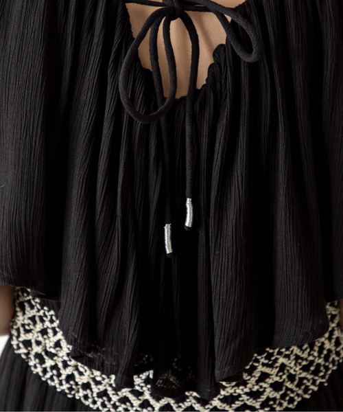 MILLION CARATS（ミリオンカラッツ）の「ふんわり揺れて涼しげに。風をまとうラッフル×スモッキングで魅せる、夏の涼感フェミニンワンピース（ワンピース・レディース・オフホワイト/ブラック・FREE）」の15枚目の写真