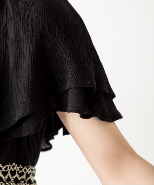 MILLION CARATS（ミリオンカラッツ）の「ふんわり揺れて涼しげに。風をまとうラッフル×スモッキングで魅せる、夏の涼感フェミニンワンピース（ワンピース・レディース・オフホワイト/ブラック・FREE）」の16枚目の写真